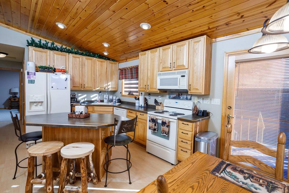 Cabin in Lakewood right on Snowmobile Trails Cabin in Wisconsin