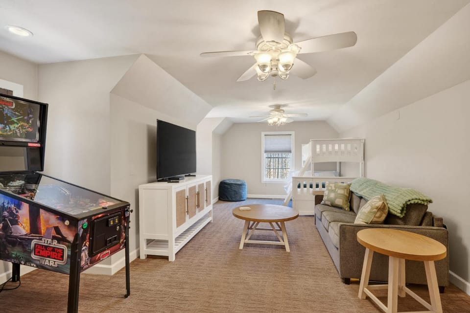 Wooded Egg Harbor Escape- Pinball Bunks Privacy House in Door County