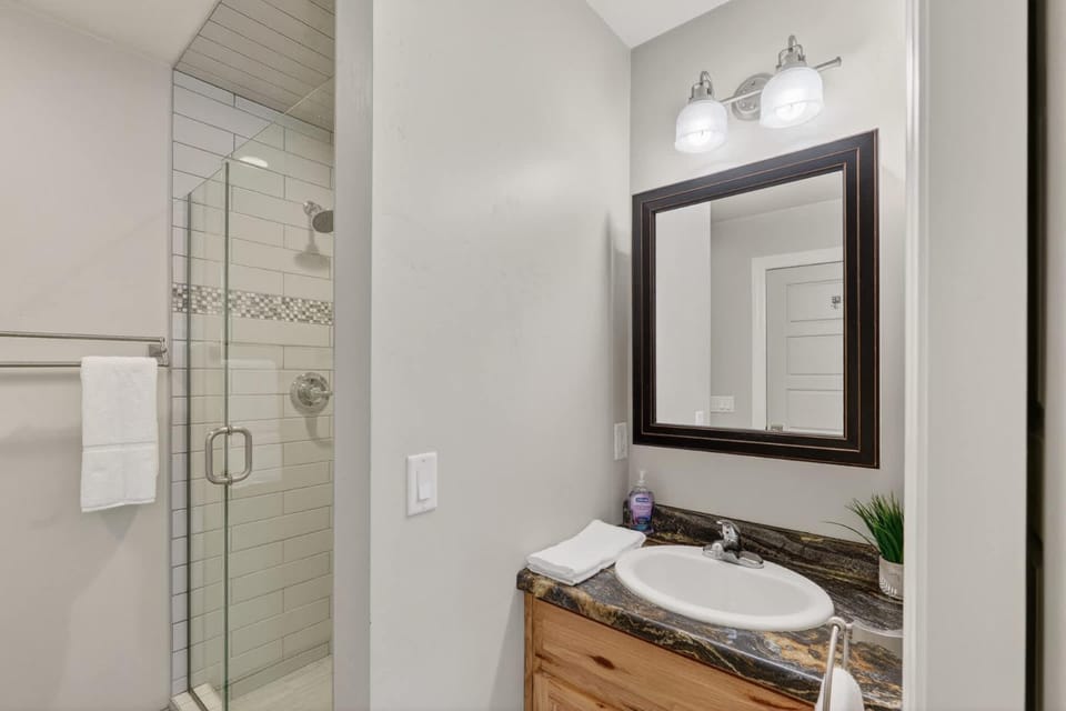 Wooded Egg Harbor Escape- Pinball Bunks Privacy House in Door County