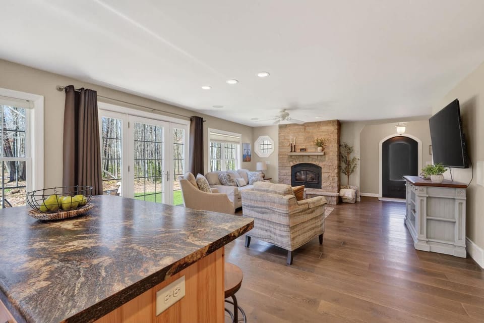 Wooded Egg Harbor Escape- Pinball Bunks Privacy House in Door County