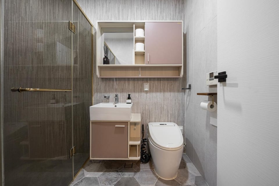 Shower, Toilet, Bathroom, towels