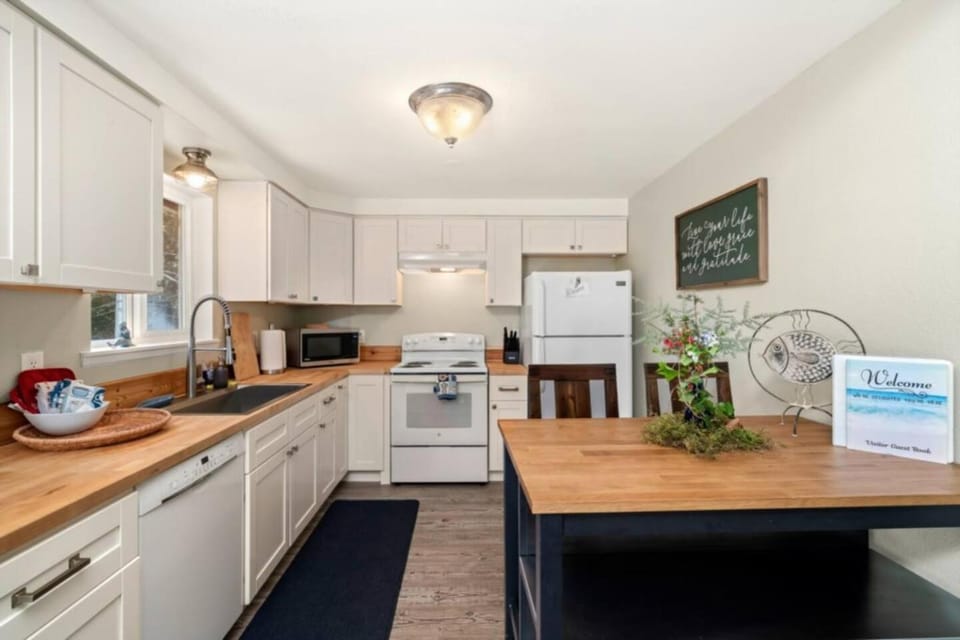 Catch & Relax Pet-Friendly Hot Tub Retreat House in Rockaway Beach