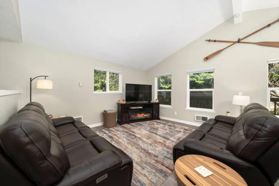 Catch & Relax Hot Tub Pet-Friendly Retreat House in Rockaway Beach