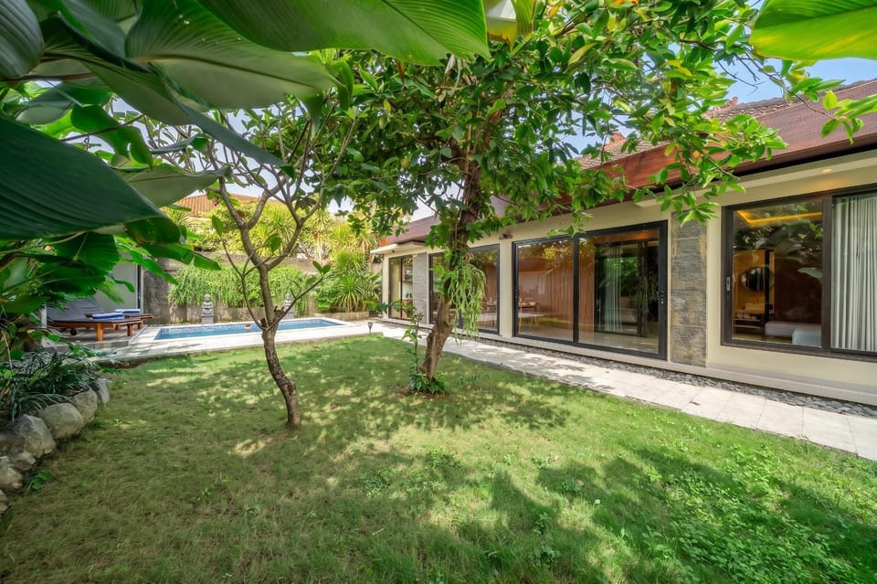 Property building, Garden, Swimming pool