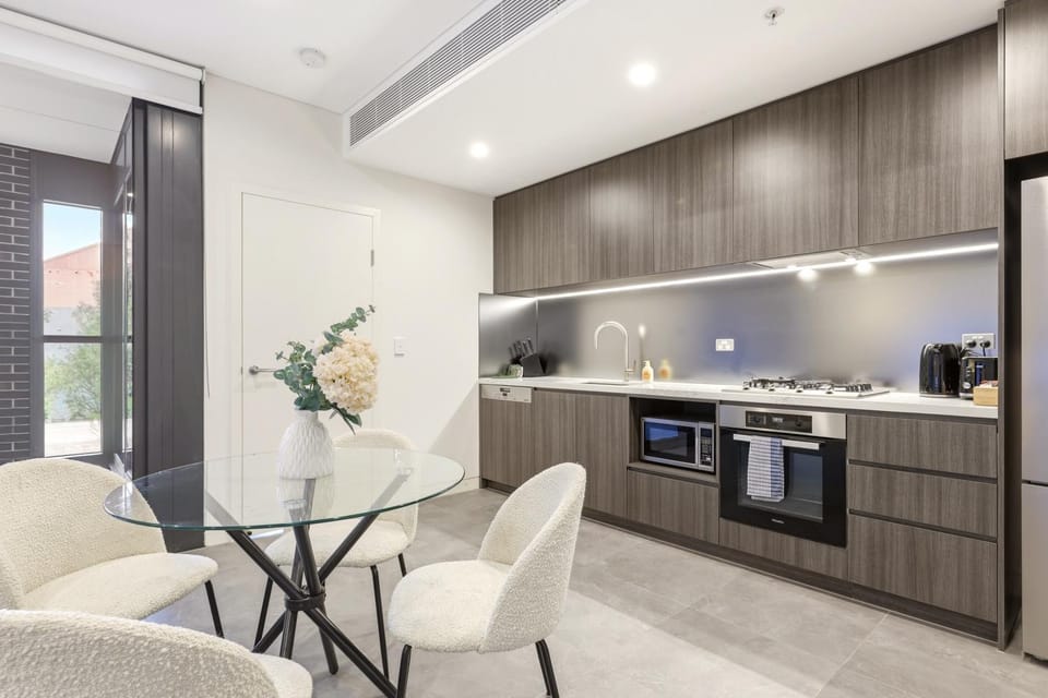 Sunny Ground-Floor 1BR with 1 study Near Homebush Apartment in Sydney
