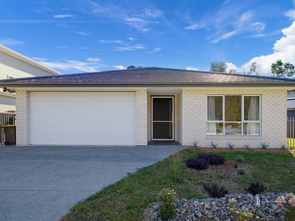 Single Level Retreat Near Beach & Mogo Trails House in Tomakin