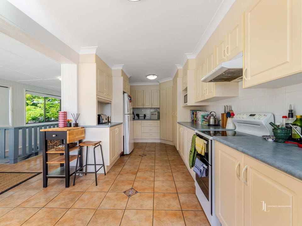 Coffee/tea facilities, Kitchen or kitchenette, dishwasher, oven, stove, toaster