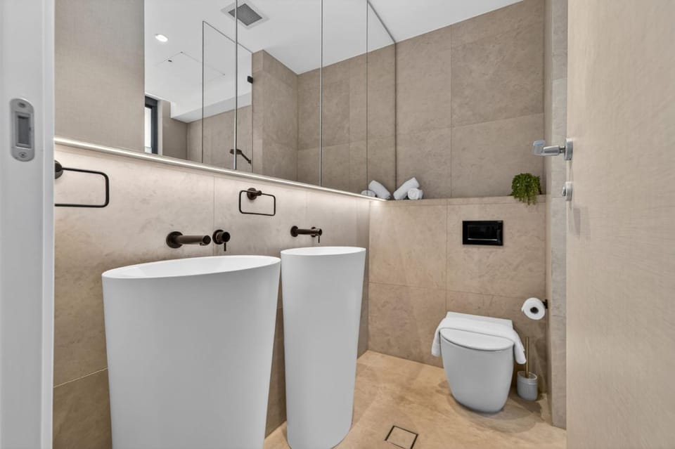 Cosy 3BR Apt with Balcony & Parking in Coogee Apartment in Sydney