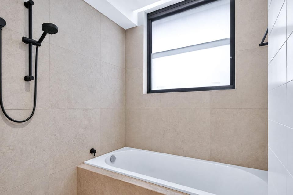 Cosy 3BR Apt with Balcony & Parking in Coogee Apartment in Sydney