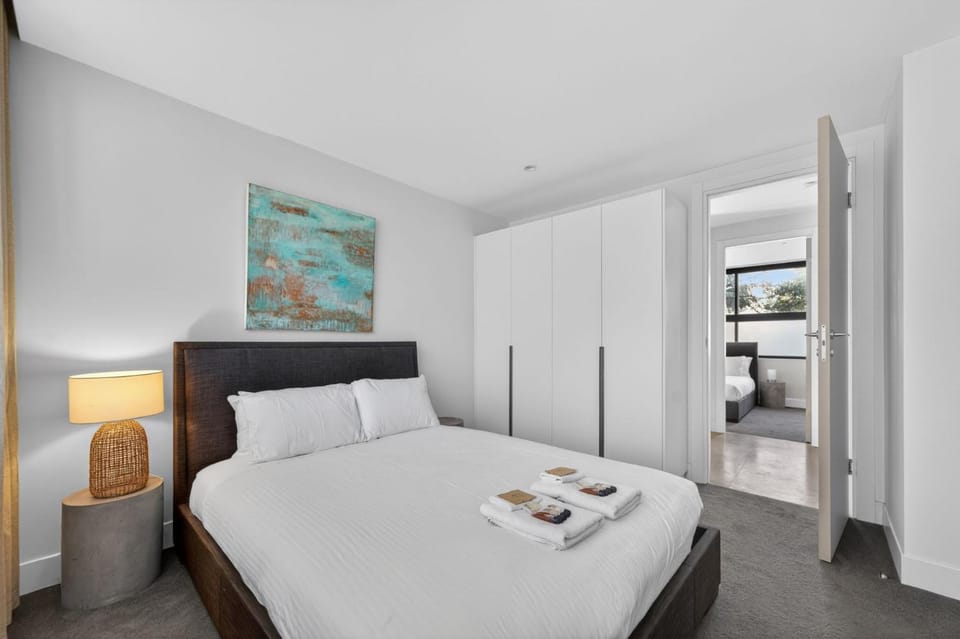 Cosy 3BR Apt with Balcony & Parking in Coogee Apartment in Sydney