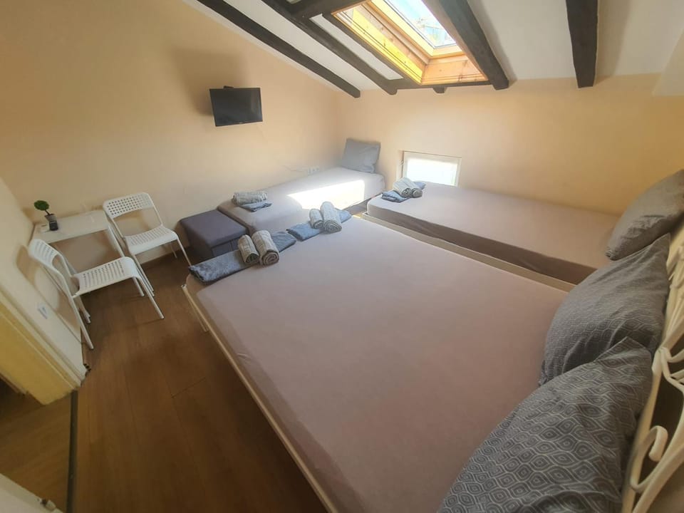 Communal lounge/ TV room, Bed, TV and multimedia, Living room, Seating area, Evening entertainment, Bedroom