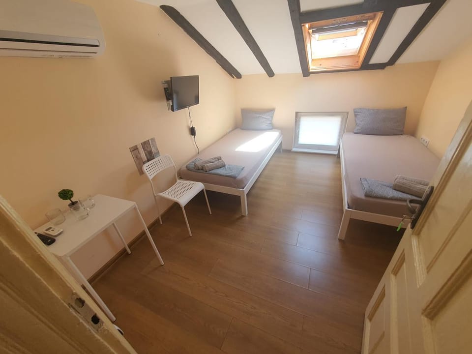 Bed, TV and multimedia, Photo of the whole room, Bedroom, hair dresser, air conditioner