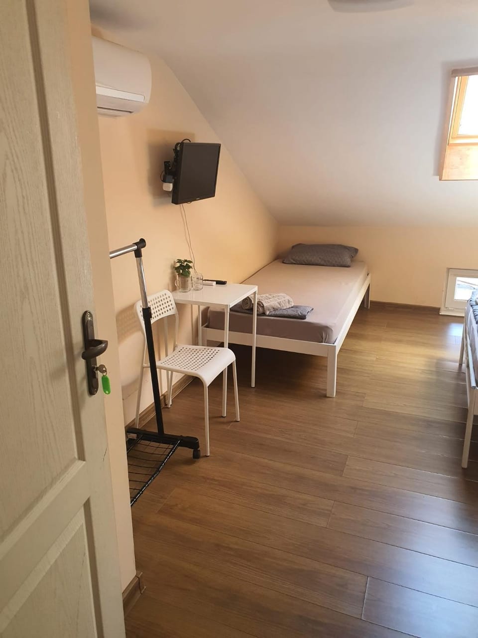 Bed, TV and multimedia, Bedroom, hair dresser, air conditioner