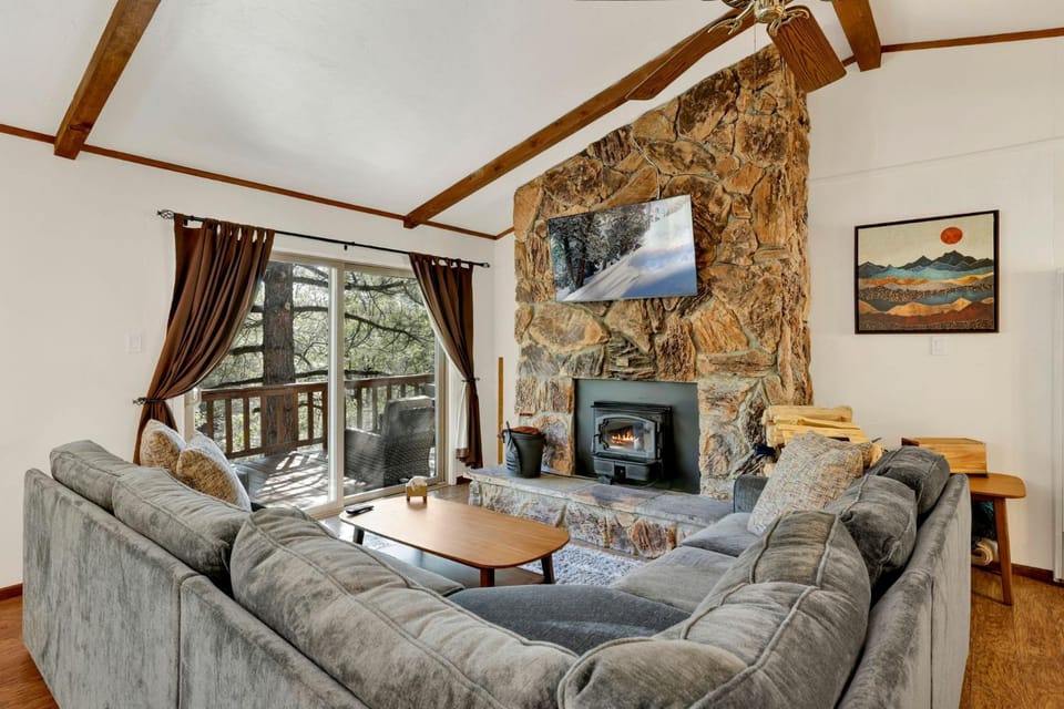 Communal lounge/ TV room, TV and multimedia, Living room, Seating area, Evening entertainment