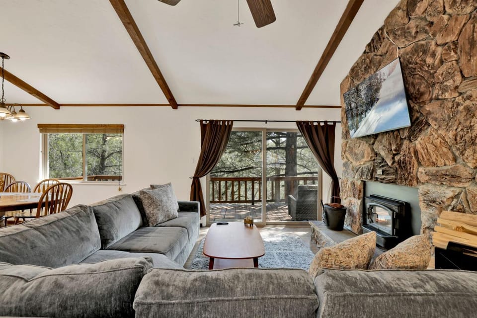 Communal lounge/ TV room, TV and multimedia, Living room, Seating area, Evening entertainment