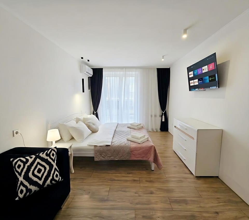 Communal lounge/ TV room, Bed, TV and multimedia, Living room, Photo of the whole room, Seating area, Evening entertainment, Bedroom, towels, air conditioner, air conditioner