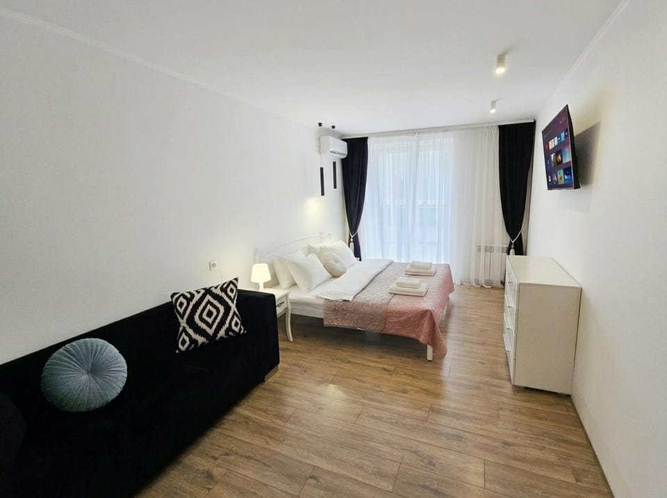 Bed, TV and multimedia, Living room, Photo of the whole room, Seating area, Bedroom, air conditioner, air conditioner