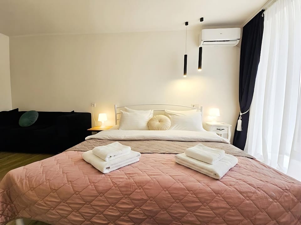 Bed, Photo of the whole room, Bedroom, microwave, towels, towels
