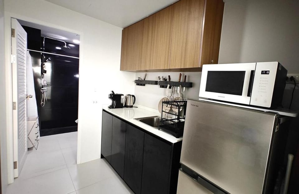 Coffee/tea facilities, Kitchen or kitchenette, stove