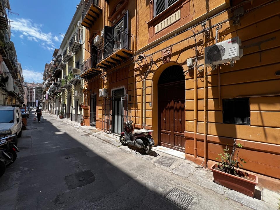 EmyHouse Politeama Design Suite 2 min from Politeama Apartment in Palermo