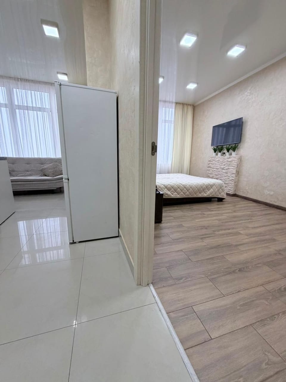 Bed, TV and multimedia, Photo of the whole room, Bedroom