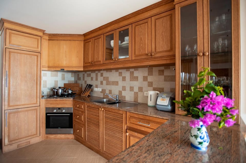 Kitchen or kitchenette, Decorative detail, furniture, oven, stove, toaster, toaster, kitchen, air conditioner