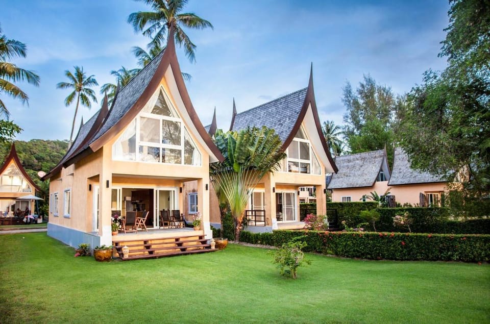 Property building, Facade/entrance, Garden, Garden view, Sea view, Sea view, acessibility