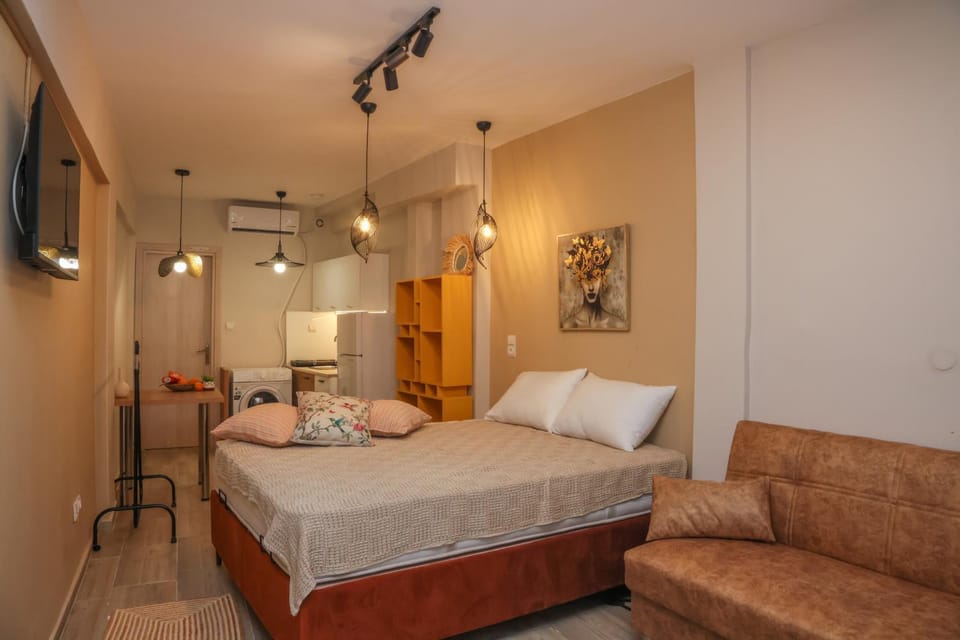 Bed, TV and multimedia, Living room, Seating area, Bedroom, air conditioner