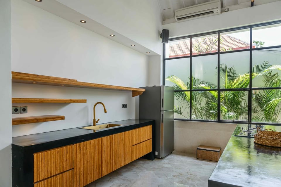 Kitchen or kitchenette, minibar