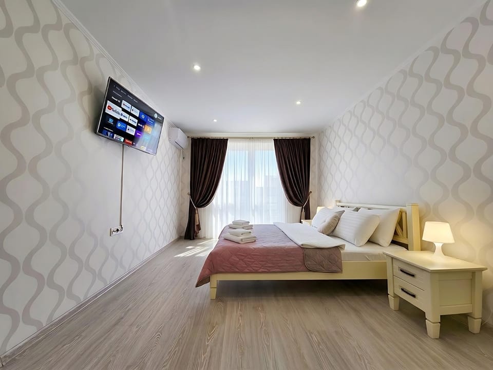 Bed, TV and multimedia, Living room, Photo of the whole room, Seating area, Bedroom, towels