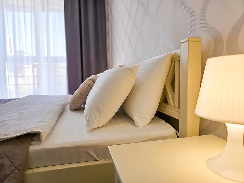 Bed, Living room, Photo of the whole room, Decorative detail, Decorative detail, Seating area, Bedroom