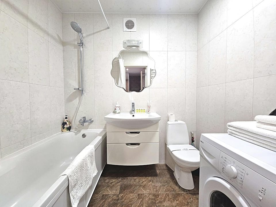 Toilet, Bathroom, Bath, towels, washing machine, dryer