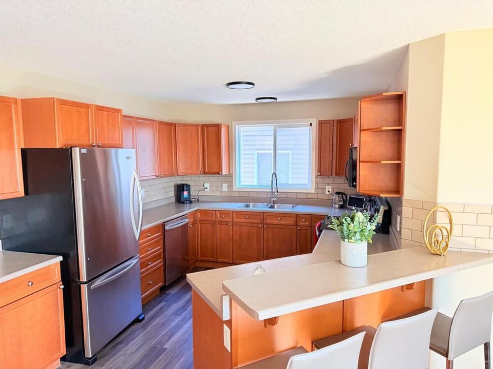 Edmonton three bedrooms two baths 5 beds Chalet in Edmonton