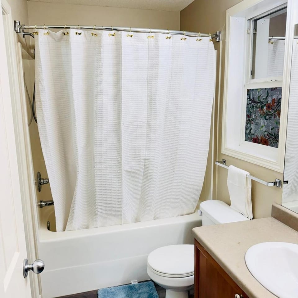 Edmonton three bedrooms two baths 5 beds Chalet in Edmonton