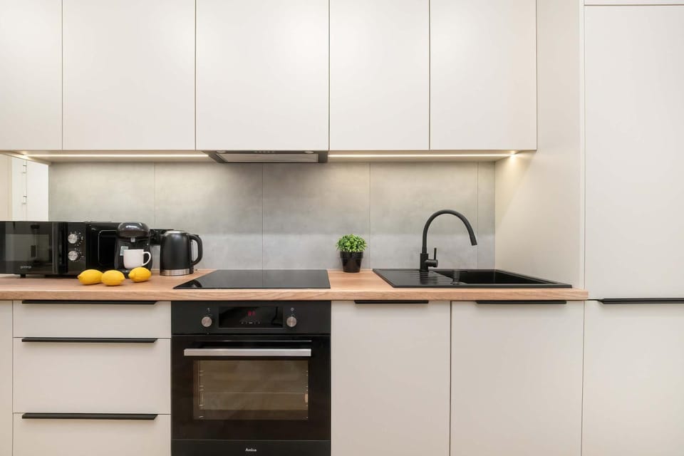 Coffee/tea facilities, Kitchen or kitchenette, stove