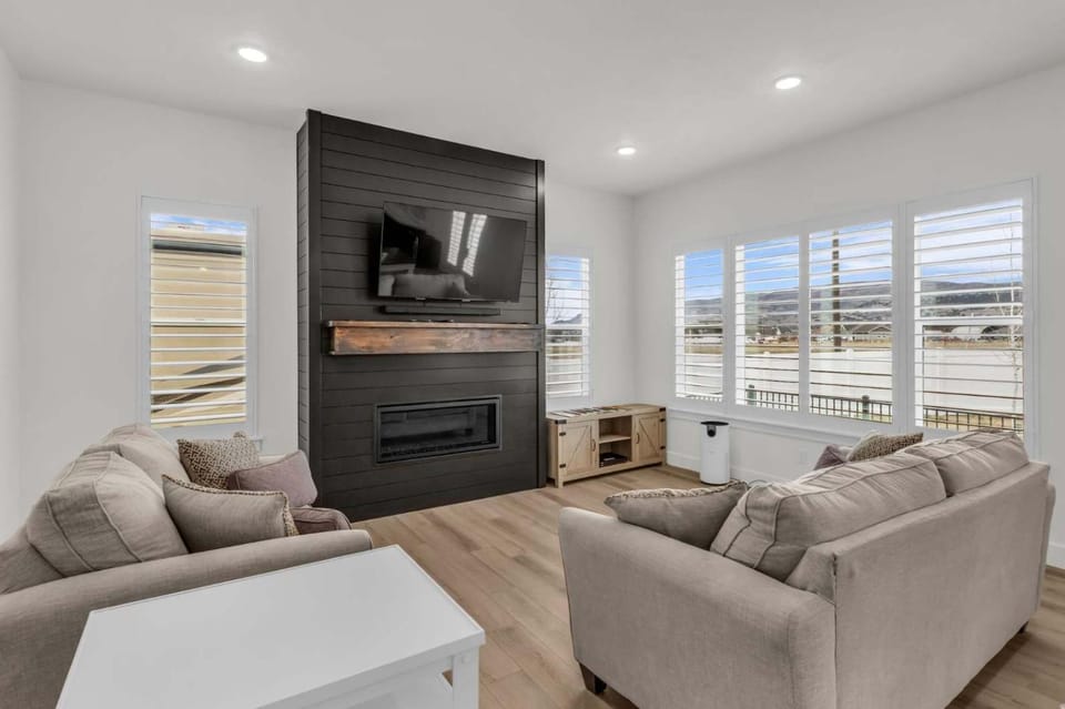 Timpanogos View Retreat with RV Parking Pad House in Heber City
