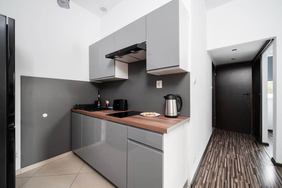 Coffee/tea facilities, Kitchen or kitchenette, oven, stove, toaster