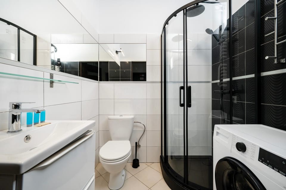 Shower, Toilet, Bathroom, towels, washing machine