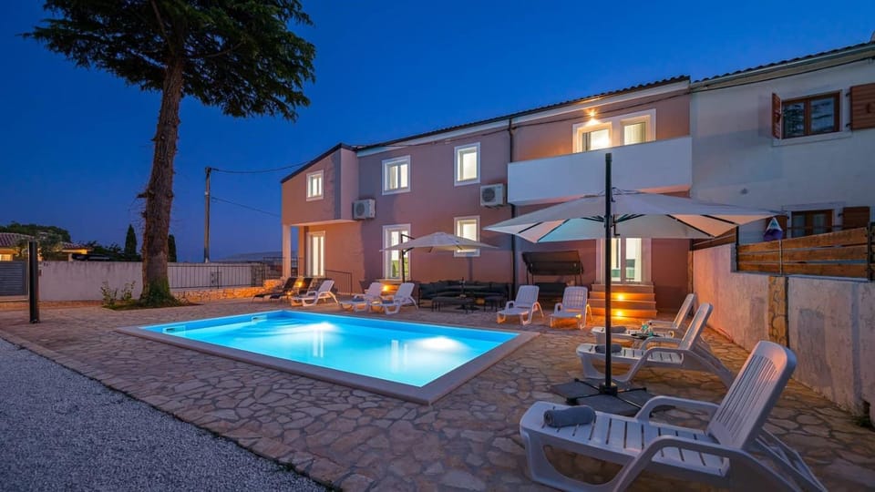 Property building, Garden, Swimming pool