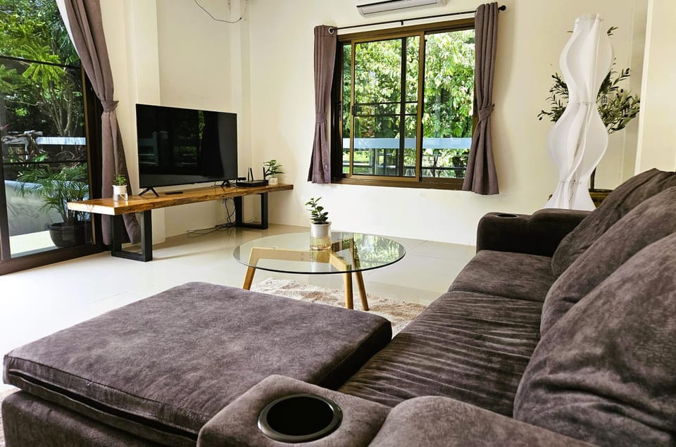 Communal lounge/ TV room