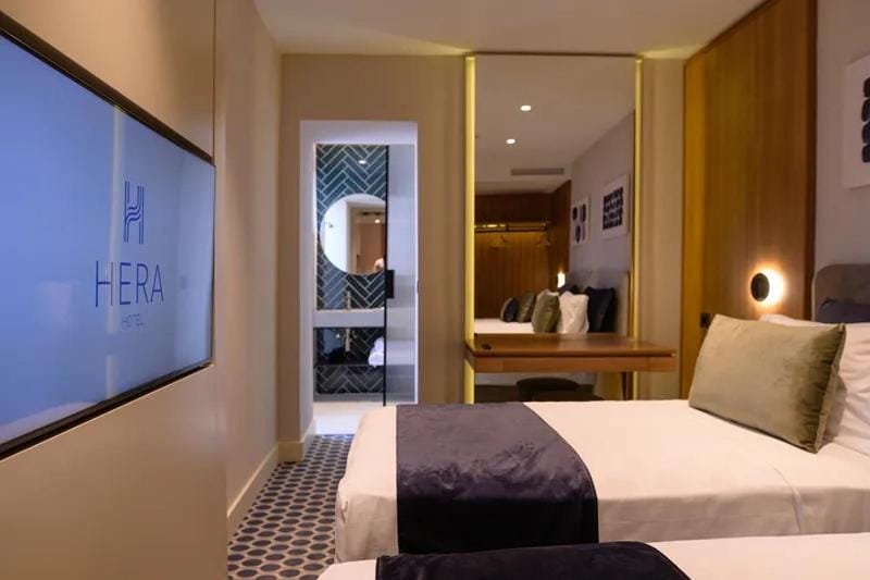 Bed, TV and multimedia, Photo of the whole room, Bedroom