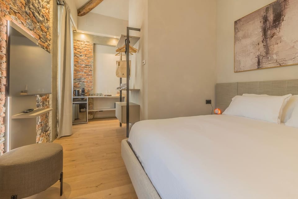 Bed, TV and multimedia, wardrobe
