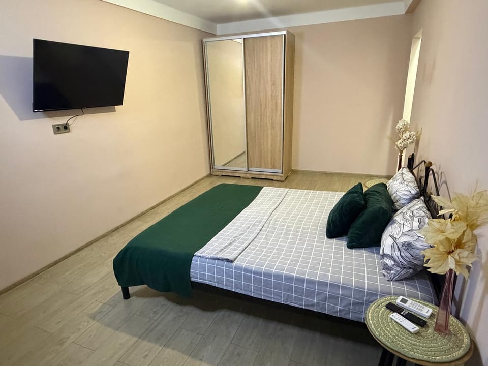 Communal lounge/ TV room, Bed, TV and multimedia, Photo of the whole room, Evening entertainment, Bedroom