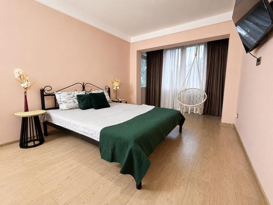 Bed, TV and multimedia, Photo of the whole room, Bedroom