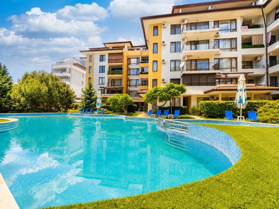 Property building, Day, Swimming pool, sunbed