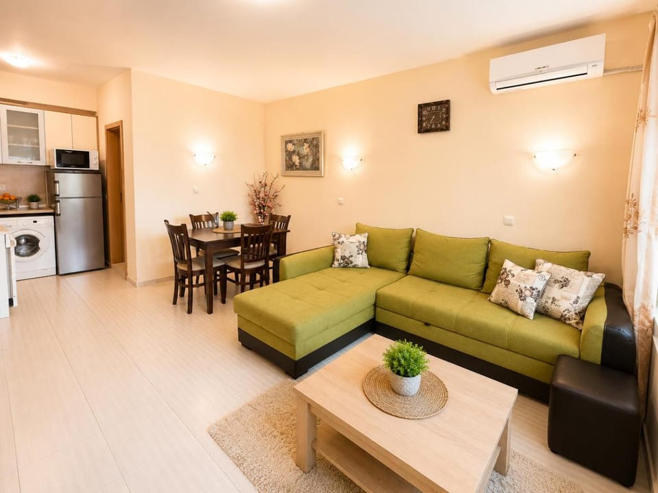 Day, Dining area, kitchen, air conditioner