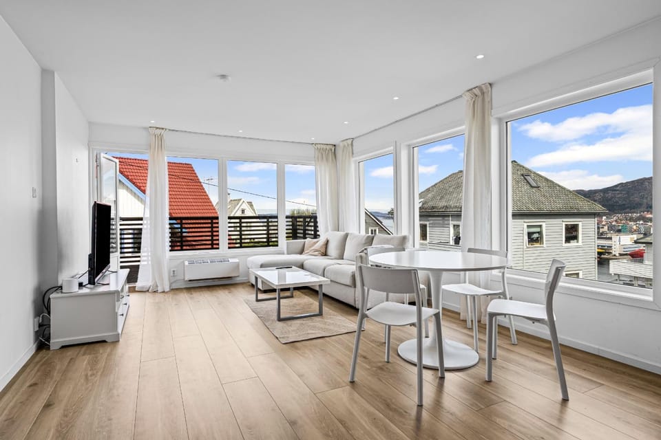 View (from property/room), Balcony/Terrace, Living room, Seating area, Dining area