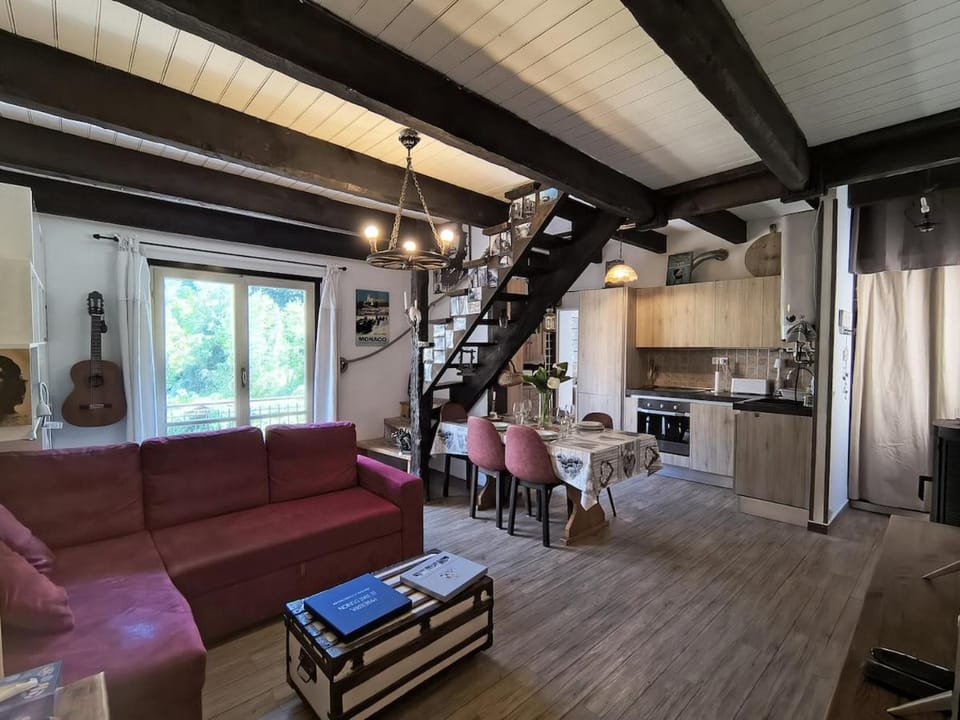 Peace and relaxation in Buggio, surrounded by greenery Apartment in Liguria