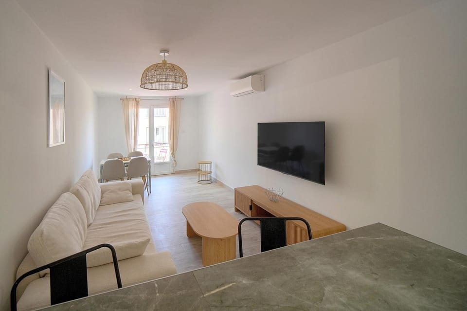 Living room, Seating area, air conditioner