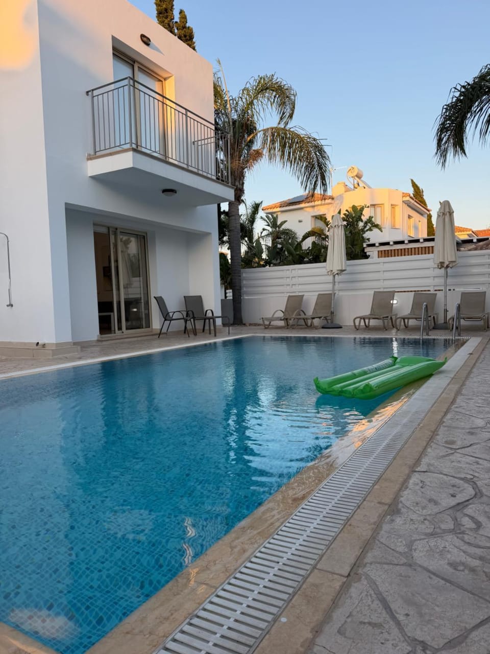 Property building, Patio, Day, Pool view, Swimming pool, sunbed